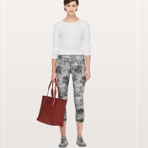 Lululemon Wunder Under Crop (High-Rise) *Full-On Luxtreme 21" EUC - Picture 3 of 14